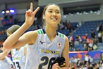 「惚れちゃう」女子バレー24歳MVPが金髪外巻き、雰囲気“激変”のグレースーツ姿「カッコいいなあ」「スタイル良すぎで涙」