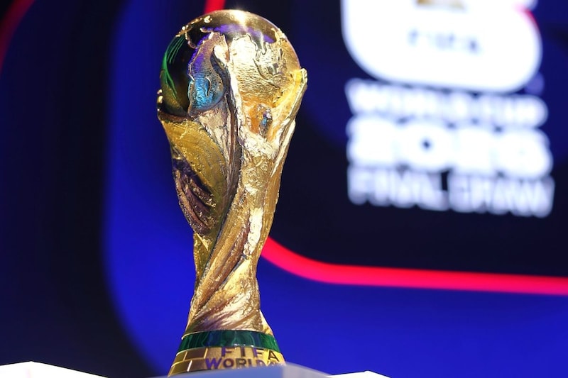 【現地発】W杯トロフィーは「イタリアの匠の技が生み出した傑作」74年大会以降、ミラノ近郊の町工場が製造「現在は２つのバージョンが存在する」
