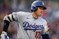 「脱いだぁ～」「イケメンすぎた」大谷翔平が“ヘルメット投げ捨て”　爆速で二塁到達にファン仰天「信じられないかもしれませんが、明日の先発投手です」