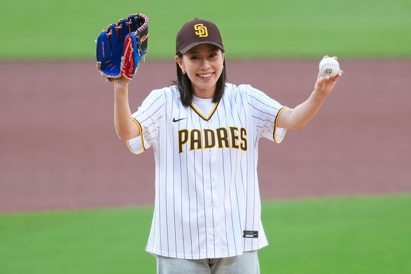 「全米も惚れ惚れする可愛さ」メジャー降臨の石川佳純、見事なノーバン始球式にファン興奮「立ち姿が美しい」「何をしても絵になる」