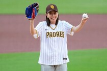 パドレスvsドジャース戦“ノーバン投球”の石川佳純と一緒にいた17歳の日本人アスリートが話題「来てたんだ！」「ユニ姿似合っていてかわいい」