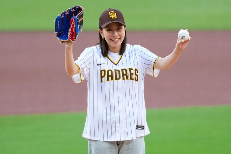 パドレスvsドジャース戦“ノーバン投球”の石川佳純と一緒にいた17歳の日本人アスリートが話題「来てたんだ！」「ユニ姿似合っていてかわいい」