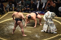 「あいかわらず派手だなぁ」大相撲中継にまたまた映り込んだ人気タレントが話題 「視聴即発見」「めっちゃ焼けてた」