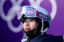 リアル“風の女神”降臨!? 五輪モーグルで話題になった25歳の日本女子が赤制服の白バイ隊員姿「喜んで逮捕されたい」「違反者増えるかも」