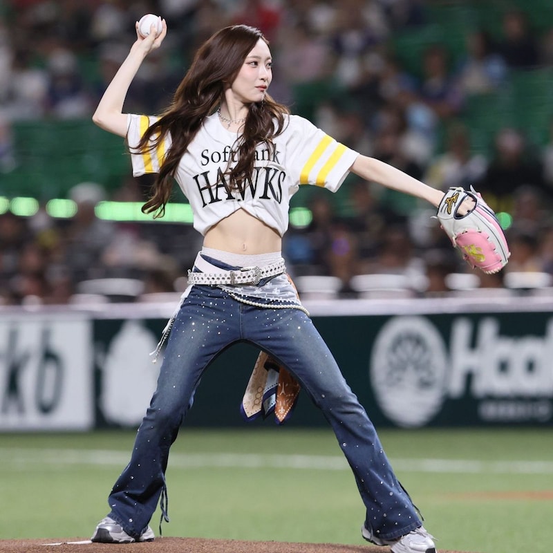 「ビジュすっご！」ソフトバンク本拠地に登場した人気アイドルの“ヘソ出し始球式”が話題 「可愛すぎました」「すんごい腹筋が気になった」