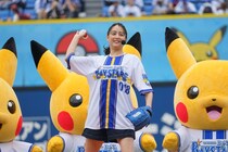 DeNA始球式に芸能界屈指のポケモンファンが登板！ モンスターボールとスーパーボールが紡いだ、遊び心満載の“空振りゲット”「逆になっちゃった…」
