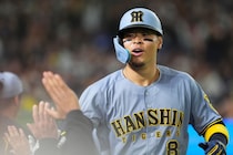 東京D伝統の一戦、良席にいた元アイドル歴代“神7”がユニ＆ヘルメット被るガチスタイル「息を呑む可愛さ」「お綺麗すぎる」