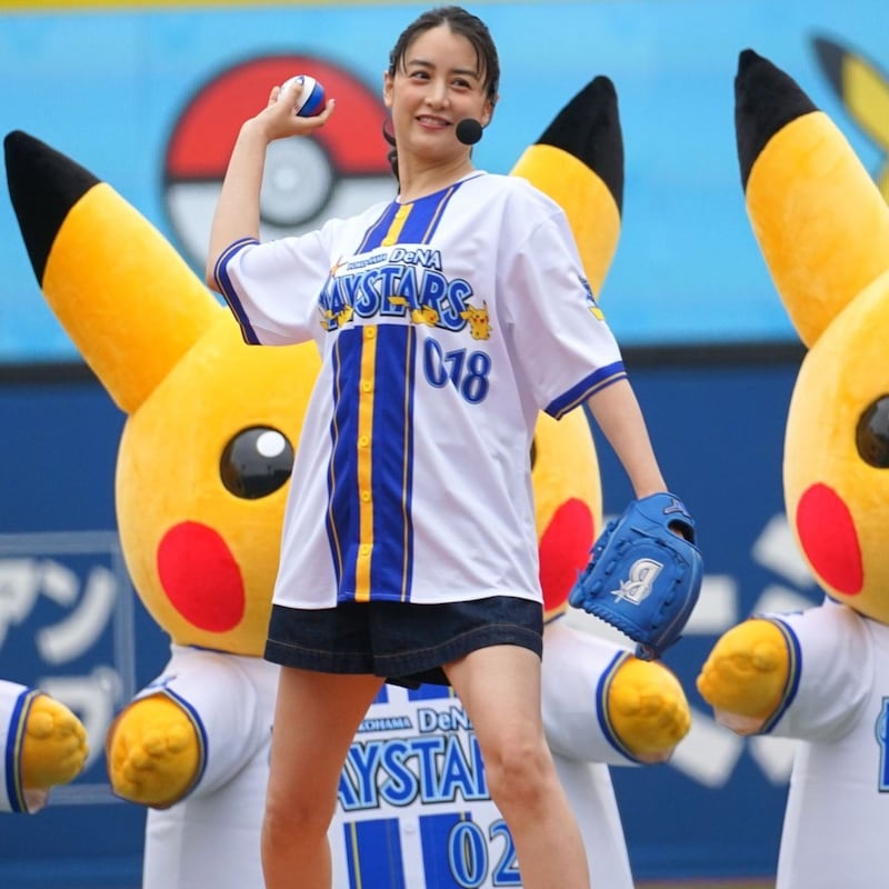 「まーじで美人すぎた」ハマスタに舞い降りた人気女優の“キュートな始球式”に反響止まず！「えっ34なの？」「ピカチュウより可愛いって…」