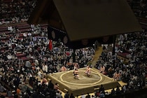 「仕切り中でチラチラ映る」大相撲千秋楽、和服姿の大物女性タレントに視線集中「珍しくお着物なのね」