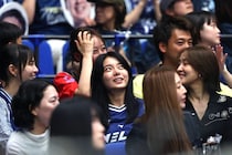 Bリーグ決勝会場に豪華俳優が勢揃い！ 元モデル妻が日本代表の夫に熱烈声援　試合前には“愛妻弁当”でパワー注入