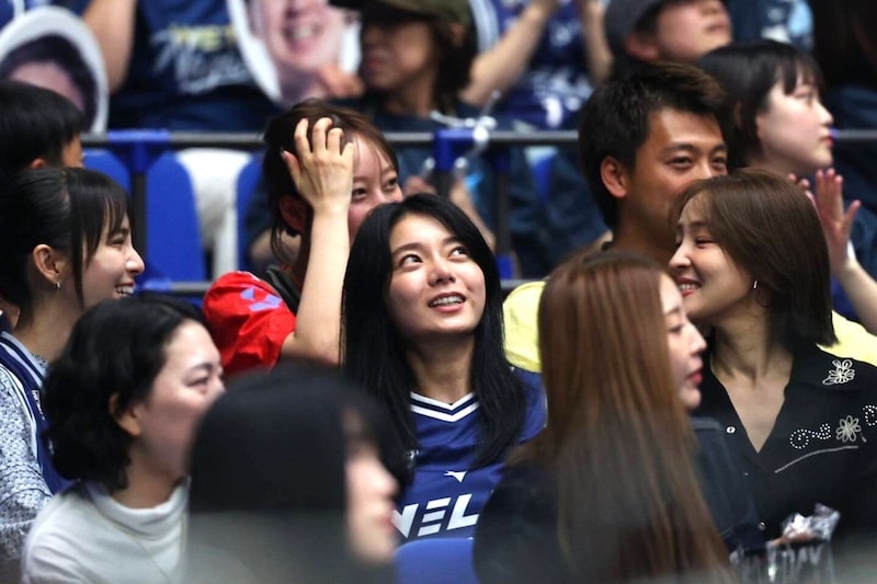 Bリーグ決勝会場に豪華俳優が勢揃い！ 元モデル妻が日本代表の夫に熱烈声援　試合前には“愛妻弁当”でパワー注入