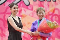 「胸がすごく熱くなりました」オークスで大役務め上げた倉科カナさん、今村聖奈騎手とジュウリョクピエロを祝福　華やかドレス姿の写真と動画を公開