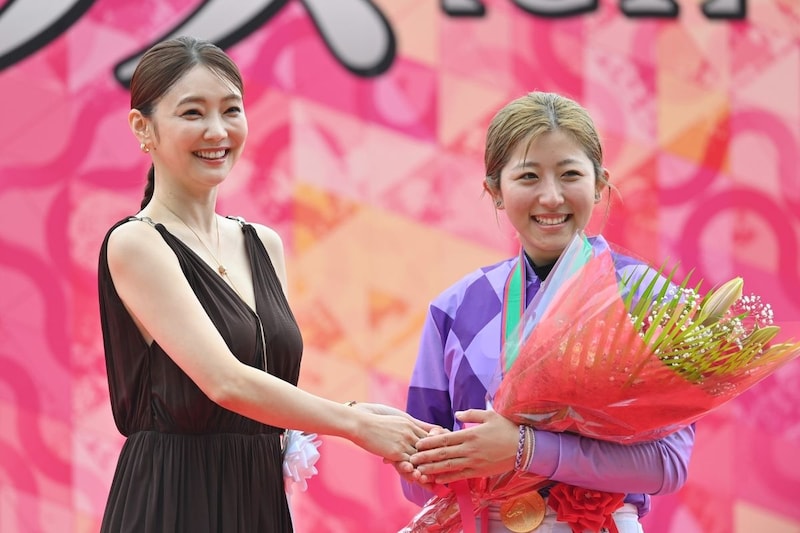 「胸がすごく熱くなりました」オークスで大役務め上げた倉科カナさん、今村聖奈騎手とジュウリョクピエロを祝福　華やかドレス姿の写真と動画を公開