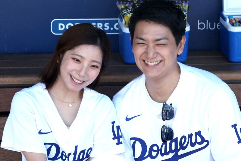 りくりゅう、前代未聞の“リフト始球式”! ドジャー・スタジアム大歓声