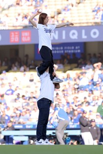りくりゅうが披露した“チェアリフト”始球式が大反響！「侍ジャイアンツの魔球みたい」「体幹凄いな」