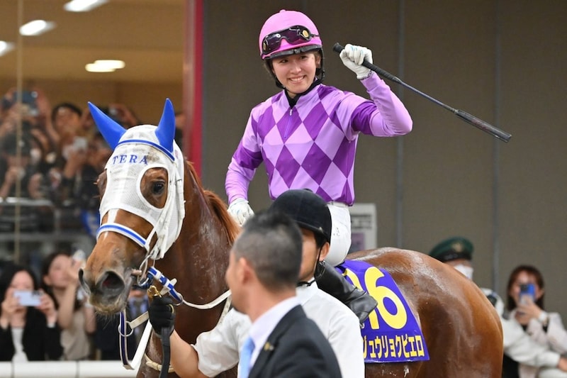 オークス快挙後、今村聖奈騎手が親友にみせた歓喜のジャンプ→熱いハグ「おふたりの絆に感動」
