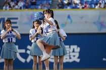 ≠MEがハマスタ降臨！ “全力とうキュン”で櫻井ももが３年越しのノーバン投球　ミニライブでDeNAを後押し