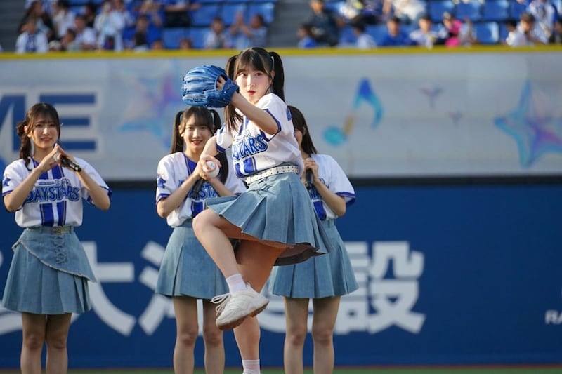 ≠MEがハマスタ降臨! “全力とうキュン”で櫻井ももが3年越しのノーバン投球 ミニライブでDeNAを後押し