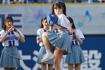 「ちょー可愛かった」ハマスタを盛り上げまくった人気アイドルの“ノーバン始球式”が話題 「ももきゅん凄いね」「元気いっぱいでパワーもらった」