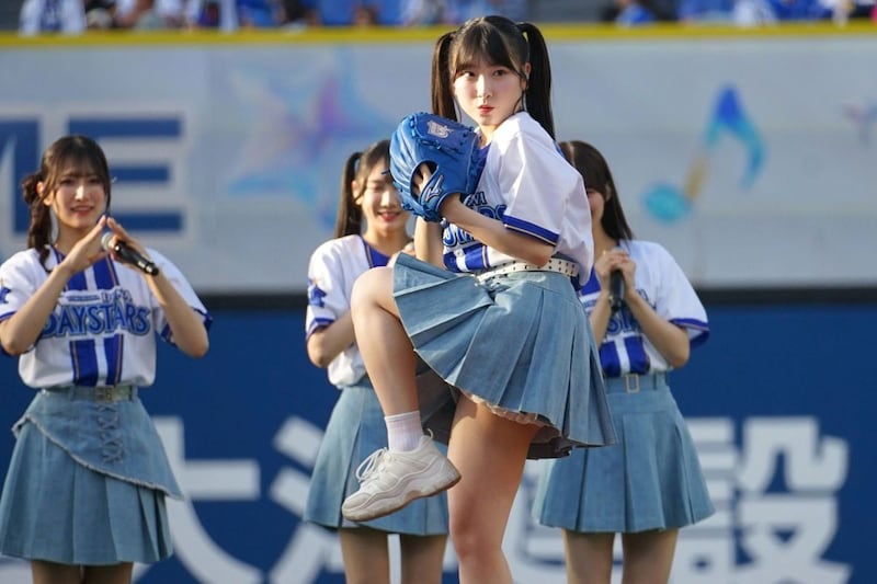 「ちょー可愛かった」ハマスタを盛り上げまくった人気アイドルの“ノーバン始球式”が話題 「ももきゅん凄いね」「元気いっぱいでパワーもらった」