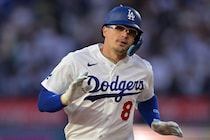 「あまりにも残念だ」ドジャース34歳内野手が“IL入り濃厚”　ロバーツ監督がベンチで慰める姿も...LAファン嘆き「たった４打席だけかよ...」