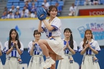 圧倒的ビジュ、AKB48伊藤百花がハマスタ魅了！ DeNA右腕のアドバイスでノーバン成功「達成できたので100点満点です」