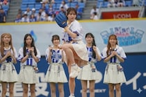 「この子マジで可愛すぎ」ハマスタ降臨の人気アイドルが魅せた“圧巻ノーバン始球式”に大反響「ぴょんぴょんきゃっきゃ喜んでる」
