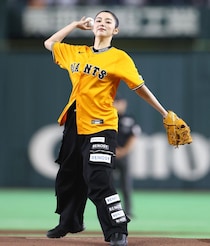 「美人すぎるやろ！」巨人始球式に登場した人気女優の“息を呑むキュートさ”にファン熱狂 「球は豪快でした」「生で観れたからストラ～イク」