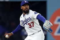 ドジャースに激震…T・ヘルナンデスが左ハムストリング張りで途中交代「少なくとも数週間は離脱」指揮官はIL入りを明言