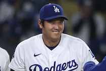 「お行儀の良さが出ちゃう」大谷翔平、けん制悪送球→フリーマンに“即謝罪”「ペコリとお辞儀」ネット注目