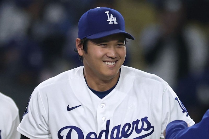 「お行儀の良さが出ちゃう」大谷翔平、けん制悪送球→フリーマンに“即謝罪”「ペコリとお辞儀」ネット注目