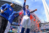 岡本和真のチームメイトが大失態！バケツシャワーで祝福のはずが...居合わせたゲレーロJr.はお口あんぐり＆“ぺしっと”お仕置き