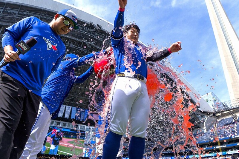 岡本和真のチームメイトが大失態！バケツシャワーで祝福のはずが...居合わせたゲレーロJr.はお口あんぐり＆“ぺしっと”お仕置き