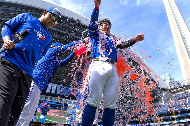 岡本和真のチームメイトが大失態!バケツシャワーで祝福のはずが...居合わせたゲレーロJr.はお口あんぐり&“ぺしっと”お仕置き
