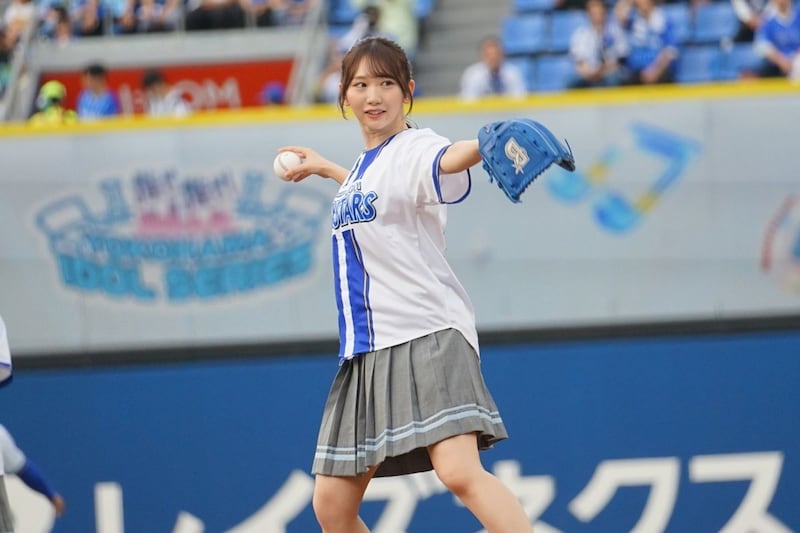 DeNA始球式に登場した日向坂46藤嶌果歩、“豪快ノーバン”披露にハマスタ大熱狂「点数は460点です!」本人も大満足