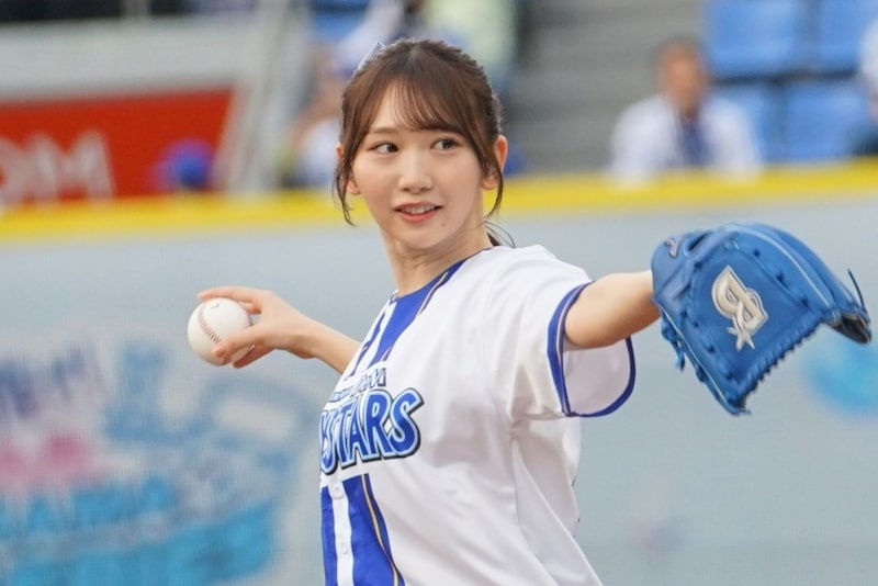 「待って、綺麗すぎん?」ハマスタに舞い降りた人気アイドルの“美しすぎるノーバン始球式”に騒然「あまりにも天使だった」「ポニーテールえぐい」