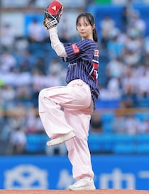 「めっちゃ可愛かったぞ！」神宮球場に登場した人気女子アナの“涙のノーバン始球式”が話題 「ガチ勢だから清々しいね」「手でマウンドを…好感しかない」