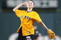 「お綺麗ですね～」巨人軍の人気者、始球式に登場した有名女優との“大接近な一枚”を公開！「女神到来」「ユニホーム似合う」など反響