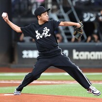「群馬の大物きたぁぁぁ！」エスコン始球式に登場した重鎮タレントの“気愛ノーバン”に脚光 「最適任者」「巨人ファンだよね？」「58歳には見えない」