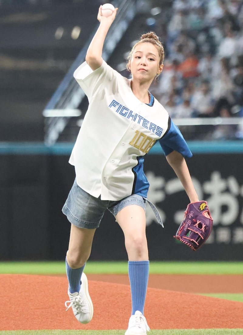 「ほんとに38歳なの？」エスコンに降臨した伝説声優の“ノーバン始球式”＆“激アツライブ”が話題 「あいかわらずお綺麗」「私の青春やないかい」