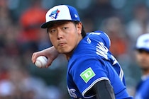 「この男を全力でキープしろ」岡本和真の攻守にわたるビッグプレーに現地ファン感動「クラッチだ」「試合の救世主だよ」　ブルージェイズは痛恨の黒星