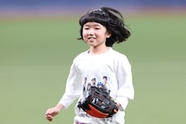 「かわいさで球場支配」おかっぱ姿の９歳“天才子役俳優”が始球式　ワンバン投球に京セラD拍手喝采「ナイスボール！」「よく見る子だ」