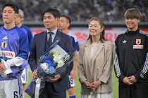 「すんごいオーラ」日本代表戦に“47歳の大物レジェンド”登場に国立どよめき！ W杯優勝バロンドーラーから花束贈呈の粋な演出「めっちゃ声出た」