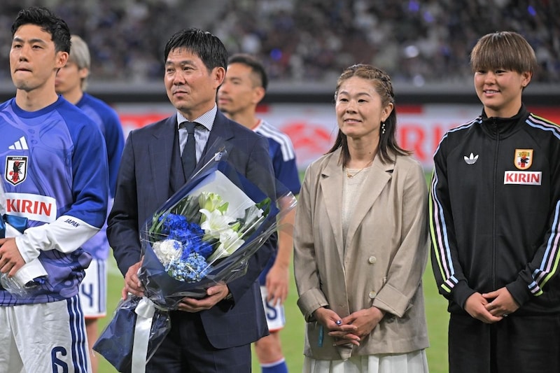 「すんごいオーラ」日本代表戦に“47歳の大物レジェンド”登場に国立どよめき！ W杯優勝バロンドール受賞者から花束贈呈の粋な演出「めっちゃ声出た」