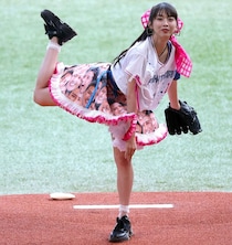 「ガチのガチ勢の美しさよ」日ハム愛を炸裂させた現役人気アイドルの“ノーバン始球式”が話題 「応援団のお姉さんが登板」「スカートがえぐいって」