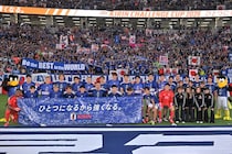 国立スタンド席にいたサッカー大好き元アイドルの日本代表コーデが脚光　“懐かしい一着”に視線集中「みんなで最高の景色を…」