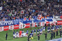 国立スタンド席にいたサッカー大好き元アイドルの日本代表コーデが脚光　“懐かしい一着”に視線集中「みんなで最高の景色を…」