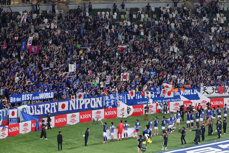 サッカー日本代表サポの“美しい伝統”を米誌絶賛「礼儀や思いやりもまた、人から人へと伝染する」