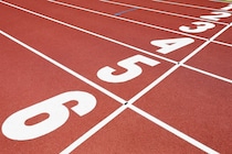 「はぁーーー眩しい」陸上MDCに現れた、元800m選手の“金髪モデル”に大反響「スタイル抜群で綺麗」「発光しすぎて天使」