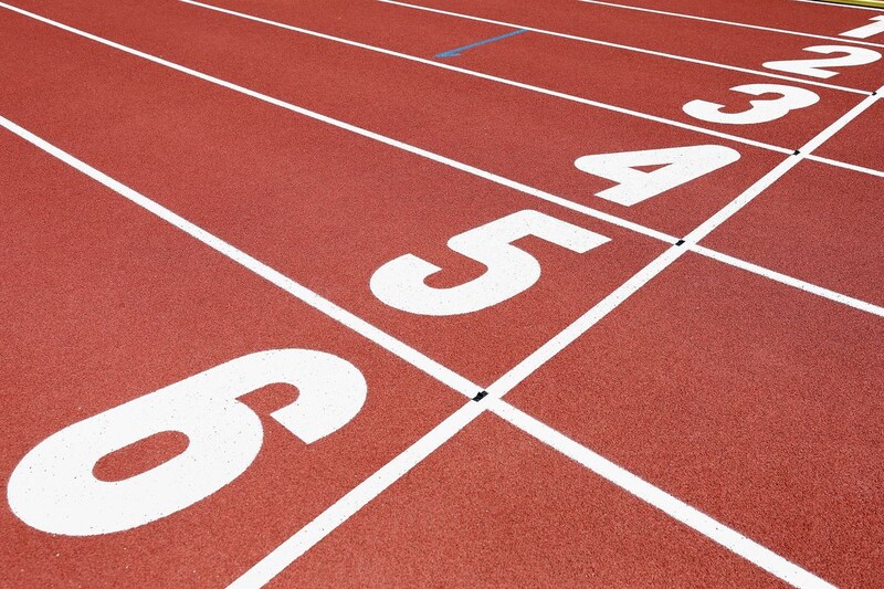 「はぁーーー眩しい」陸上MDCに現れた、元800m選手の“金髪モデル”に大反響「スタイル抜群で綺麗」「発光しすぎて天使」
